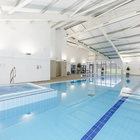 אתר נופש Woodland Lakes Lodges *