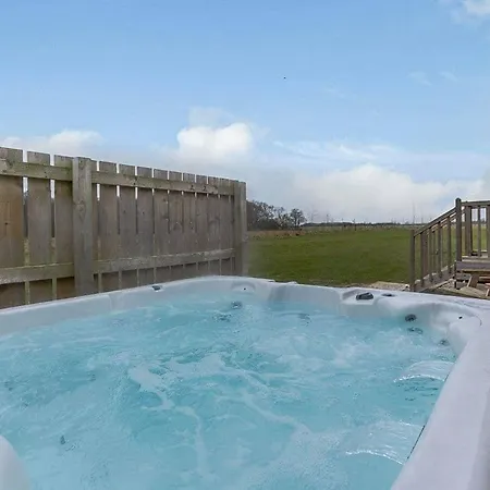 Woodland Lakes Lodges אתר נופש ת'ירסק