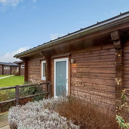 אתר נופש Woodland Lakes Lodges