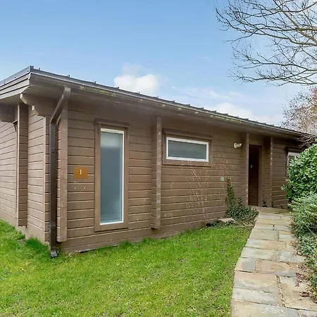 אתר נופש Woodland Lakes Lodges