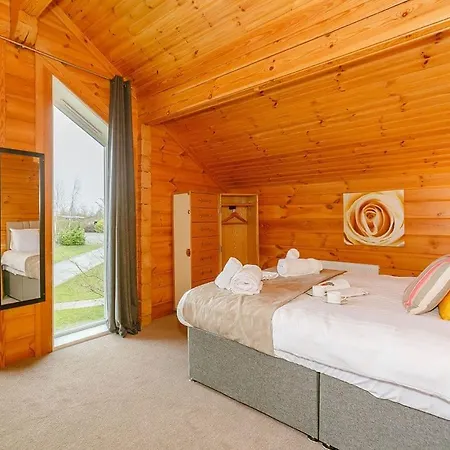 Woodland Lakes Lodges אתר נופש