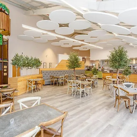 Woodland Lakes Lodges אתר נופש ת'ירסק