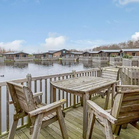 Woodland Lakes Lodges אתר נופש