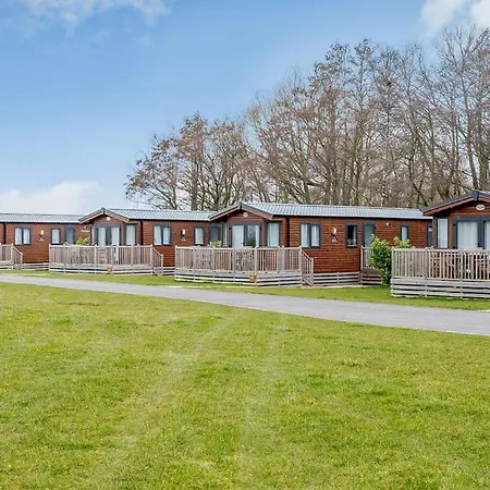 Woodland Lakes Lodges אתר נופש