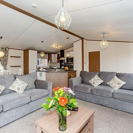 Woodland Lakes Lodges אתר נופש *