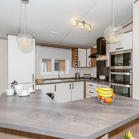 Woodland Lakes Lodges אתר נופש