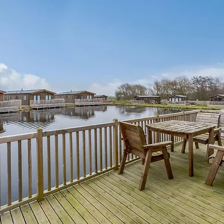 אתר נופש Woodland Lakes Lodges ת'ירסק
