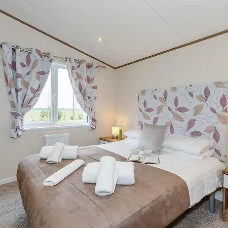 Woodland Lakes Lodges אתר נופש ת'ירסק