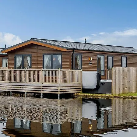 度假村 林地湖区小屋假日公园 *