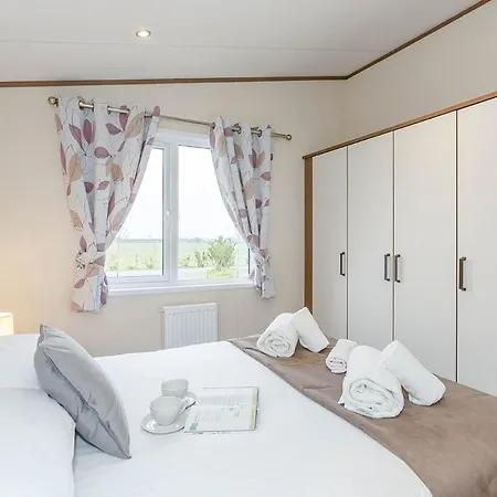 אתר נופש Woodland Lakes Lodges