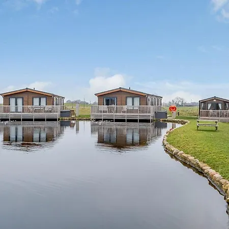 林地湖区小屋假日公园 *